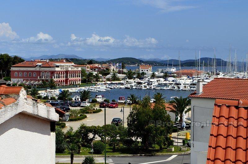 v blízkosti Vodice. Dům jen 150 m od centra místa a pláže 165 metrů čtverečních.