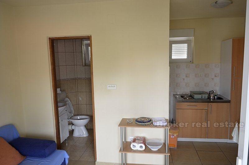 v blízkosti Vodice. Dom len 150 m od centra miesta a pláže 165 metrov štvorcových.