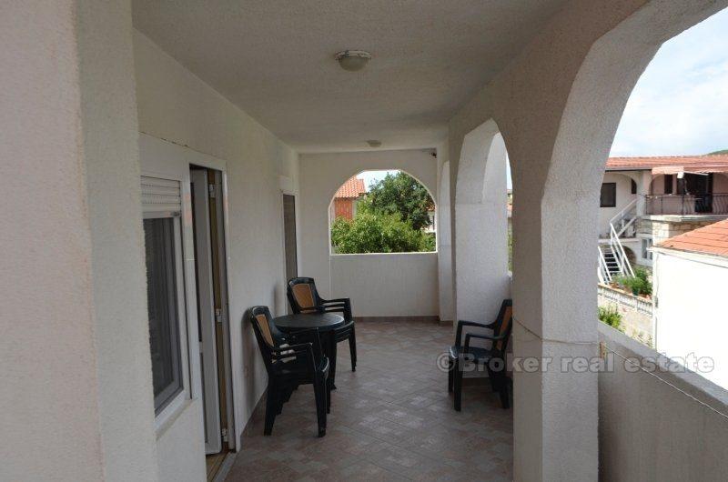 v blízkosti Vodice. Dom len 150 m od centra miesta a pláže 165 metrov štvorcových.