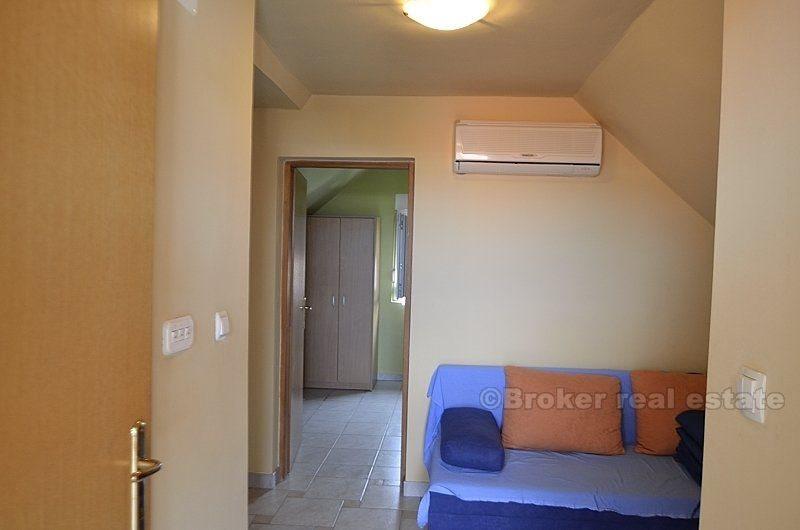 v blízkosti Vodice. Dom len 150 m od centra miesta a pláže 165 metrov štvorcových.