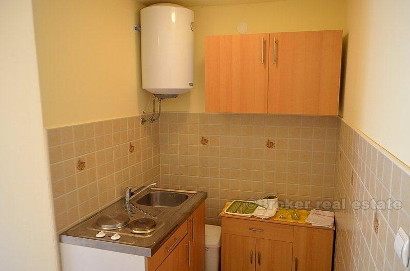 v blízkosti Vodice. Dom len 150 m od centra miesta a pláže 165 metrov štvorcových.