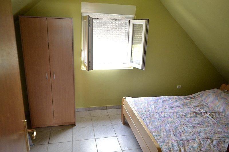 v blízkosti Vodice. Dom len 150 m od centra miesta a pláže 165 metrov štvorcových.