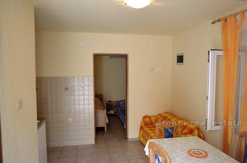 v blízkosti Vodice. Dom len 150 m od centra miesta a pláže 165 metrov štvorcových.