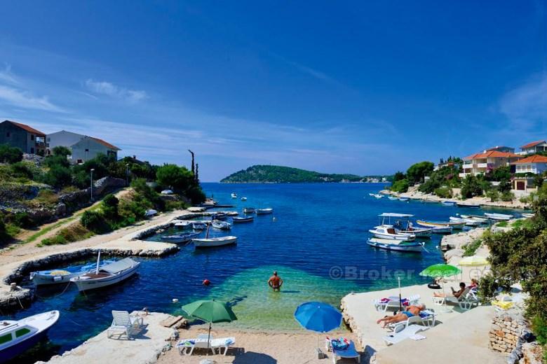 w pobliżu Rogoznica. Niedokończony dom w pierwszym rzędzie do morza