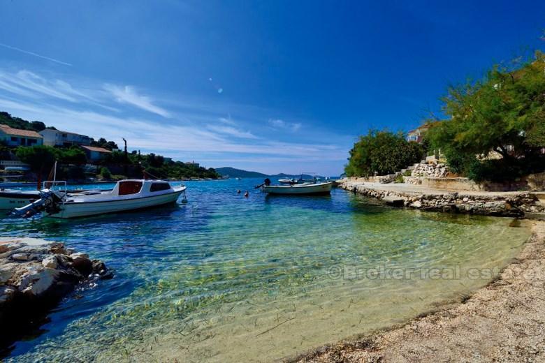 w pobliżu Rogoznica. Niedokończony dom w pierwszym rzędzie do morza