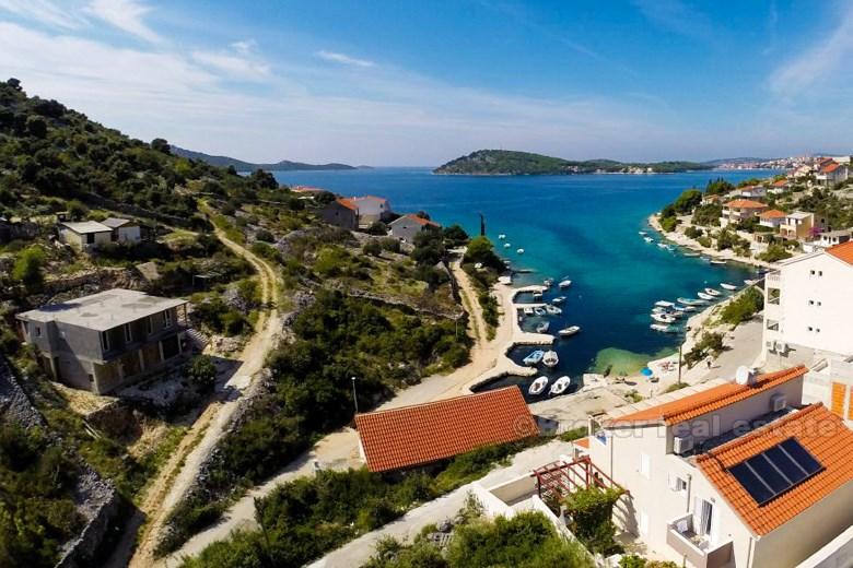 w pobliżu Rogoznica. Niedokończony dom w pierwszym rzędzie do morza