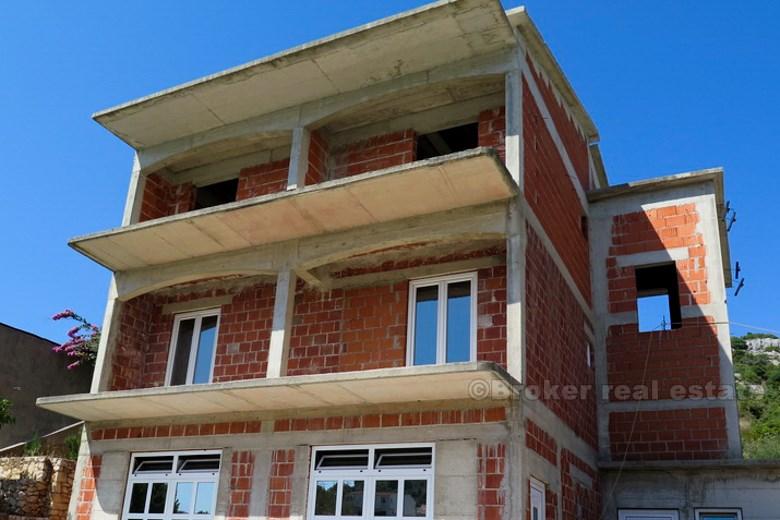 w pobliżu Rogoznica. Niedokończony dom w pierwszym rzędzie do morza