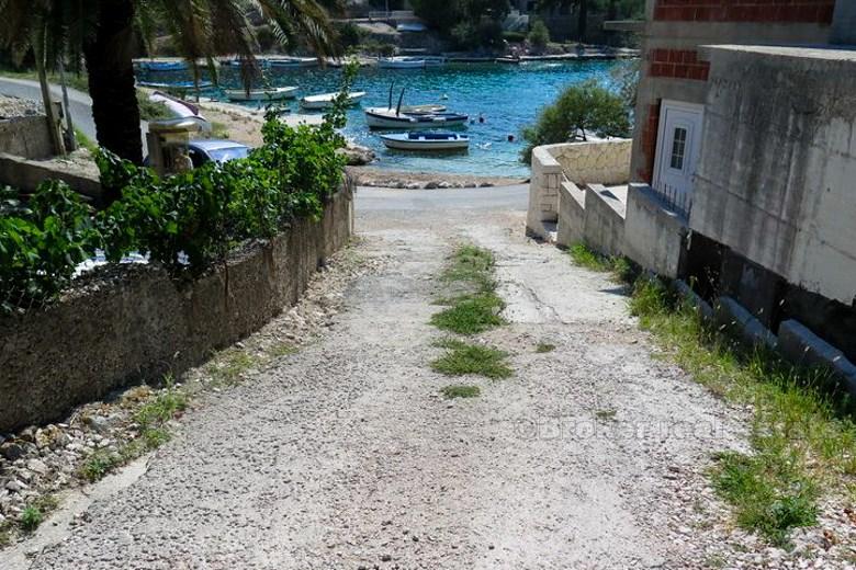 w pobliżu Rogoznica. Niedokończony dom w pierwszym rzędzie do morza