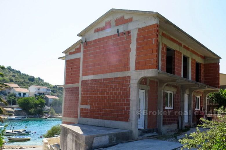 w pobliżu Rogoznica. Niedokończony dom w pierwszym rzędzie do morza