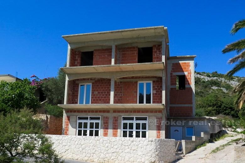 w pobliżu Rogoznica. Niedokończony dom w pierwszym rzędzie do morza