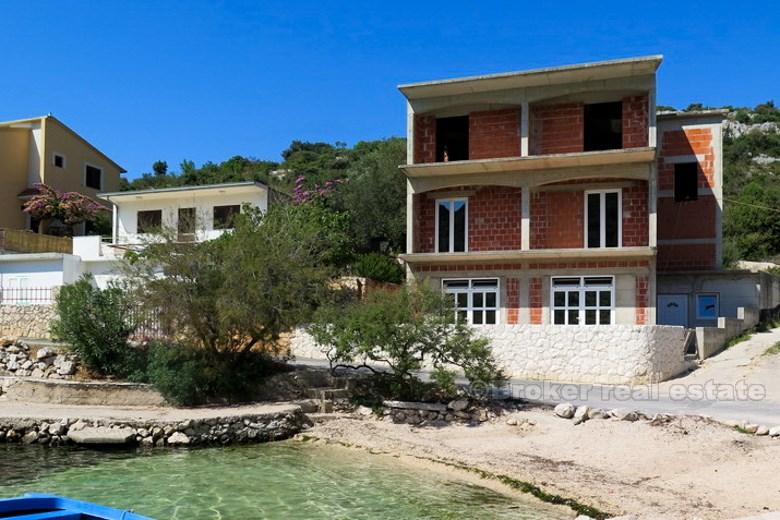 w pobliżu Rogoznica. Niedokończony dom w pierwszym rzędzie do morza