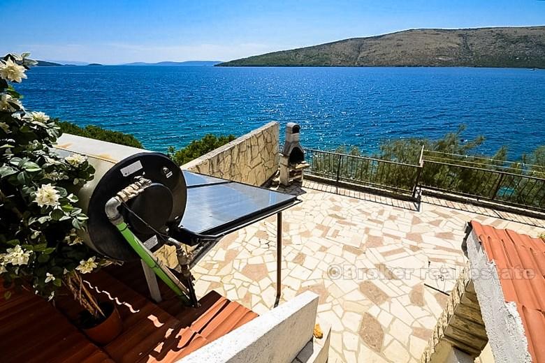 vicino a Trogir. albergo di prima fila sul mare