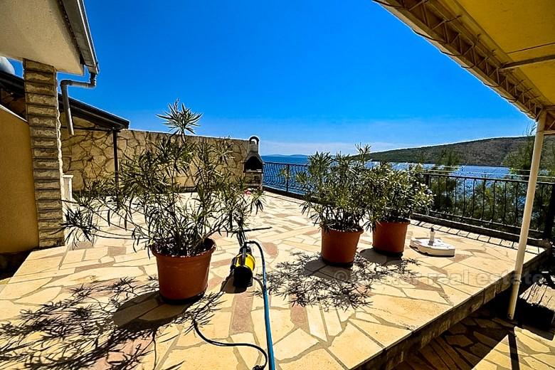 poblíž města Trogir. nemovitost první řadě u moře