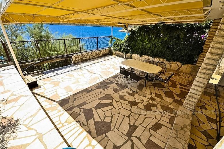 poblíž města Trogir. nemovitost první řadě u moře