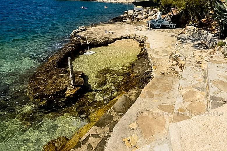 poblíž města Trogir. nemovitost první řadě u moře