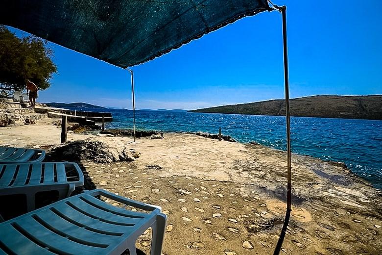 poblíž města Trogir. nemovitost první řadě u moře