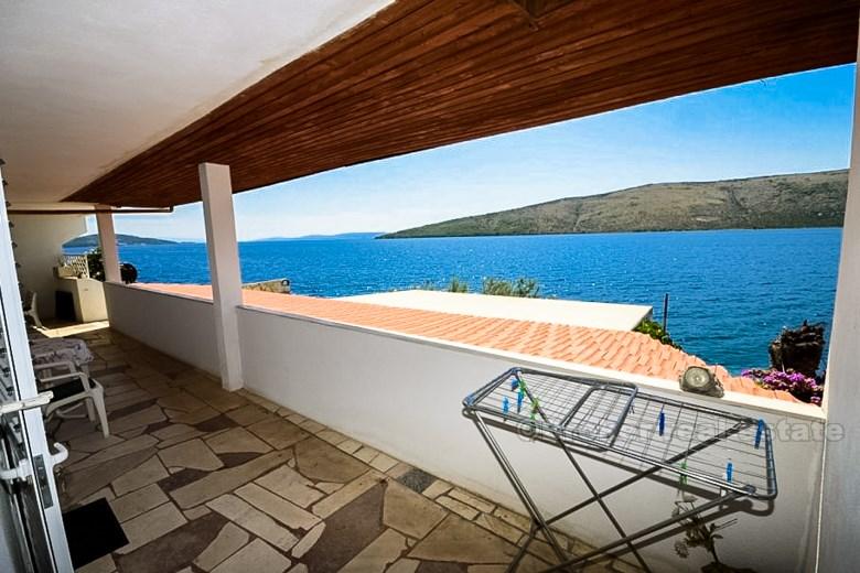 poblíž města Trogir. nemovitost první řadě u moře