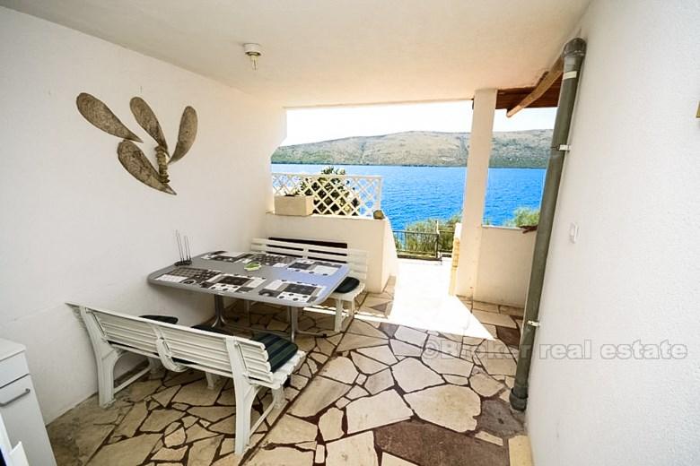 poblíž města Trogir. nemovitost první řadě u moře