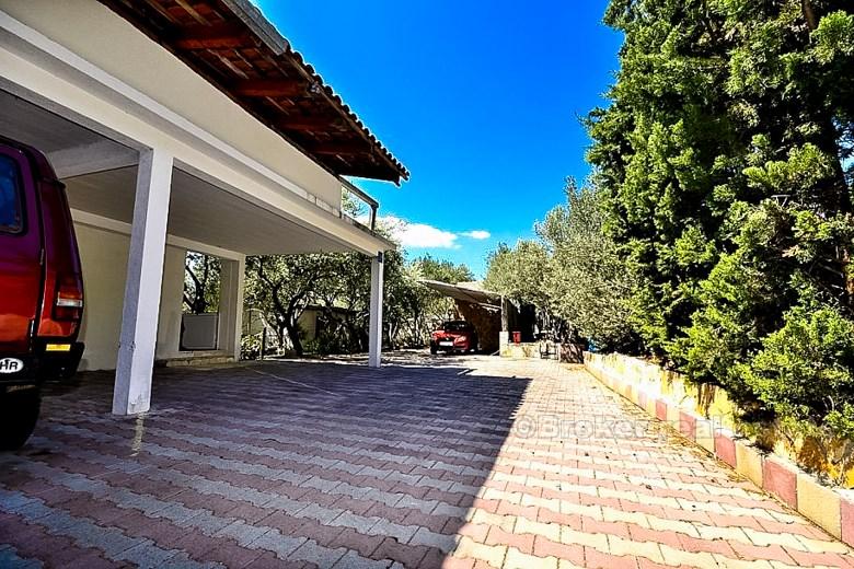 poblíž města Trogir. nemovitost první řadě u moře