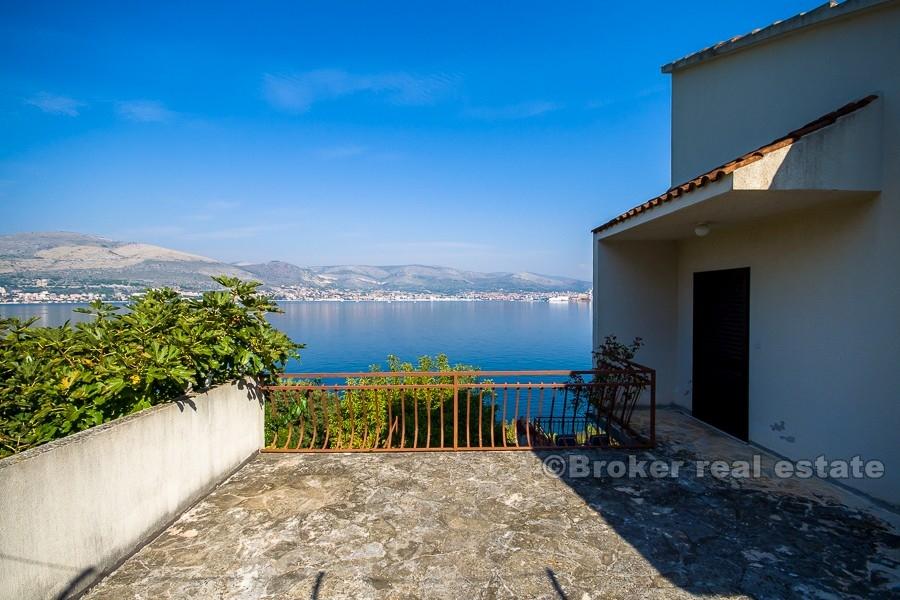 Øya Ciovo - hus som ligger ved furuskogen