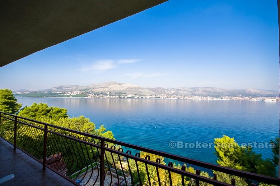 Øya Ciovo - hus som ligger ved furuskogen