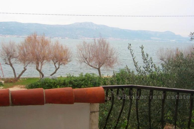 øya Ciovo. 2 hus ved sjøen