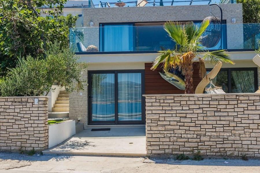 Ostrov Ciovo, vynikající vila 10 metrů od pláže