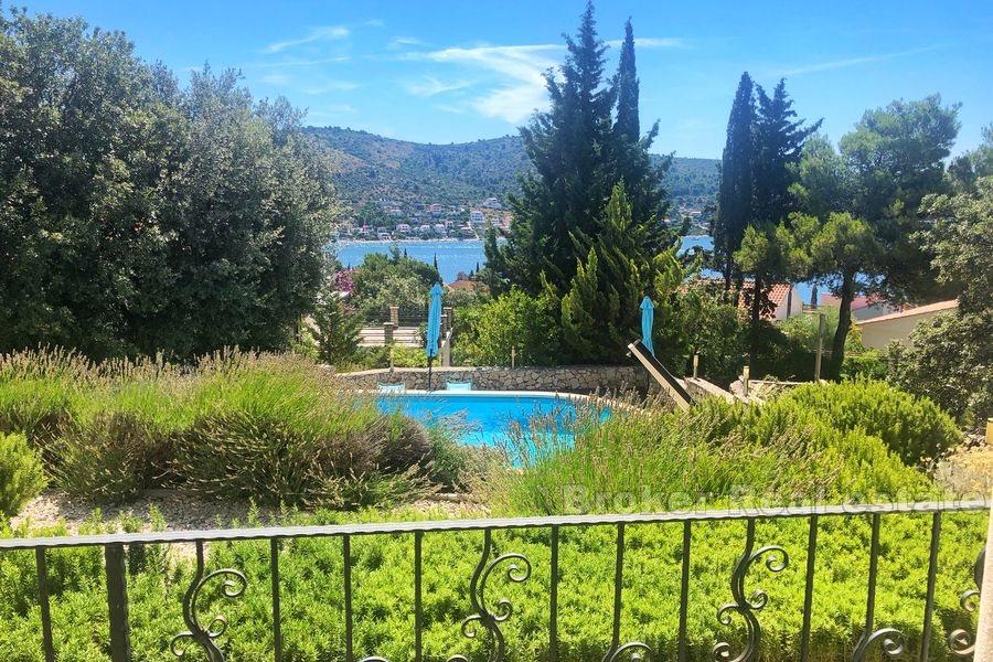 Rogoznica - Namješten apartman s bazenom