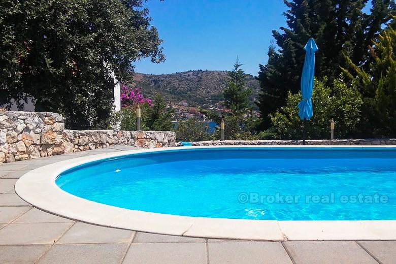 Rogoznica - Namješten apartman s bazenom