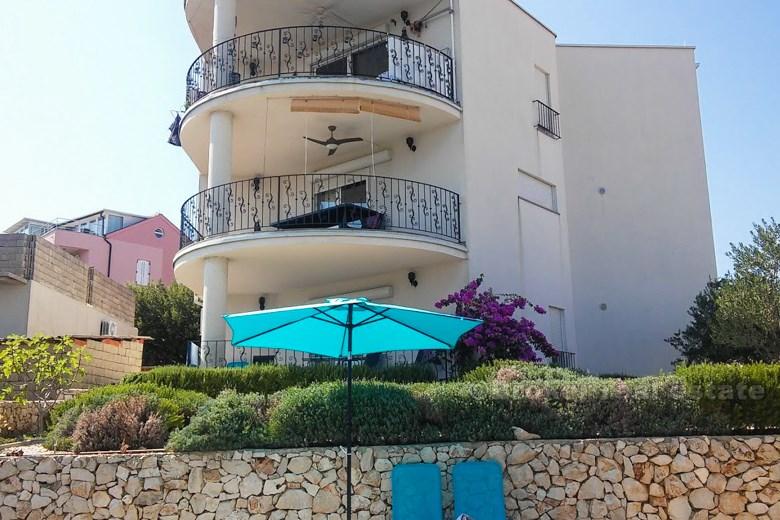 Rogoznica - Namješten apartman s bazenom