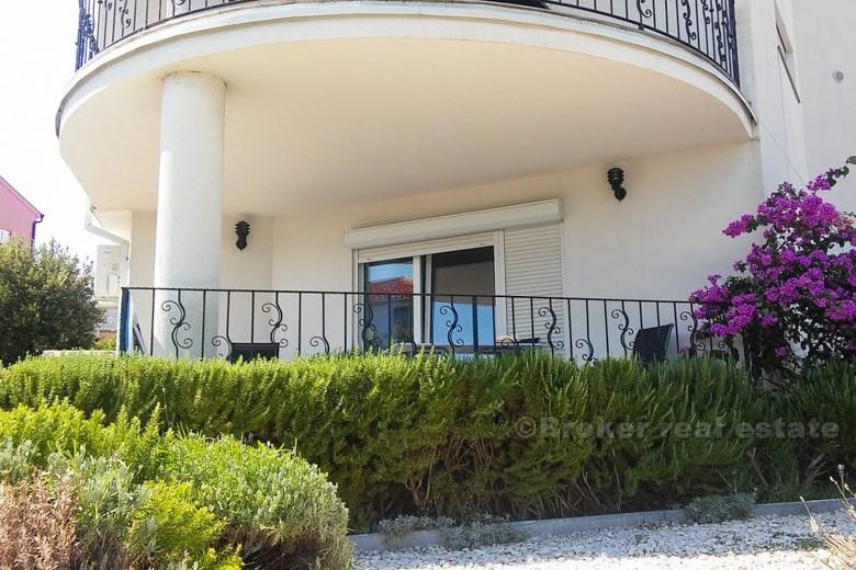Rogoznica - Namješten apartman s bazenom