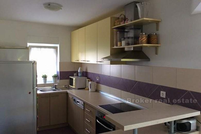 Rogoznica - Namješten apartman s bazenom
