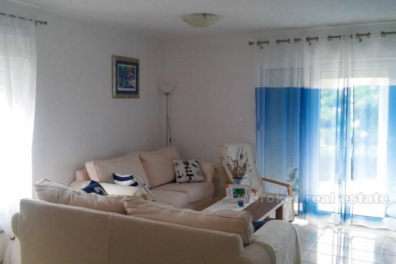 Rogoznica - Namješten apartman s bazenom