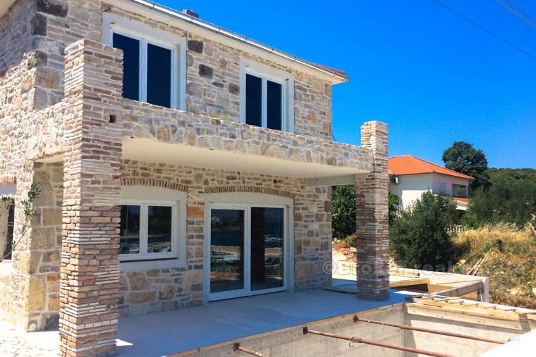 øya Ugljan. stein villa