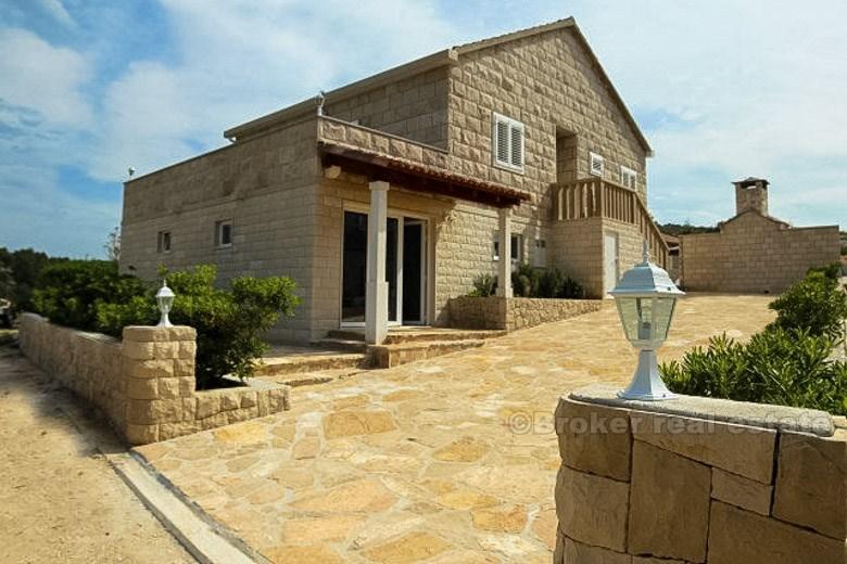 otok Brač. Atraktivna obiteljska kuća