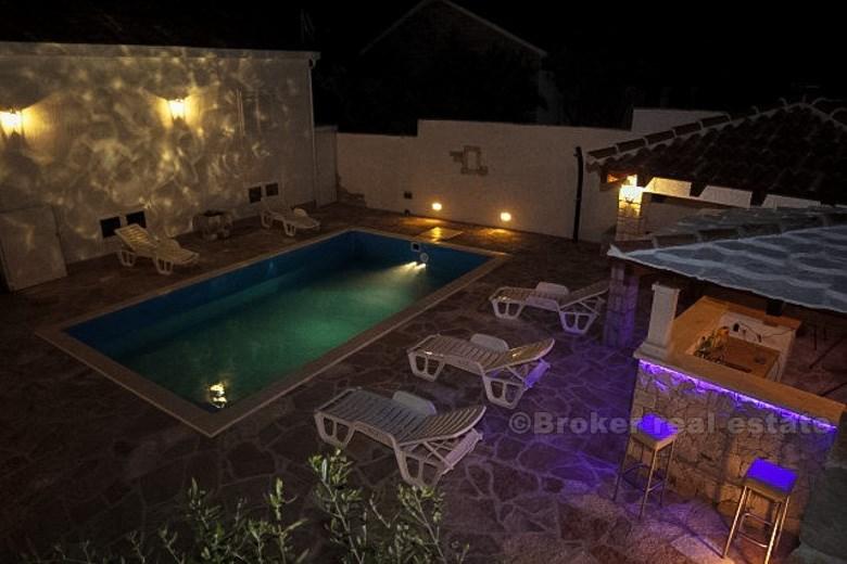 otok Brač. Atraktivna obiteljska kuća