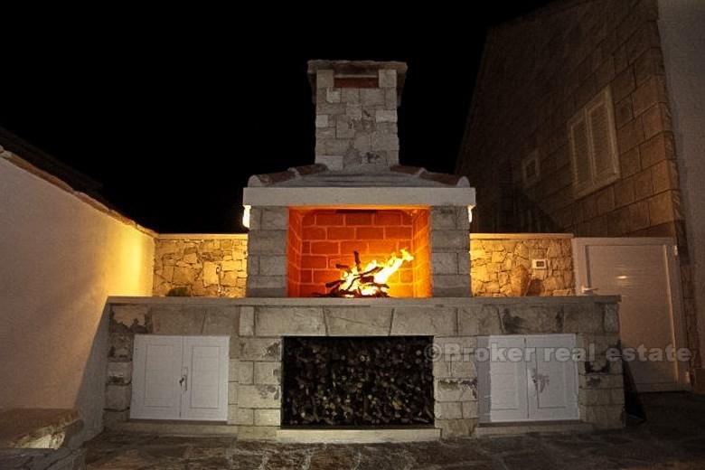 otok Brač. Atraktivna obiteljska kuća