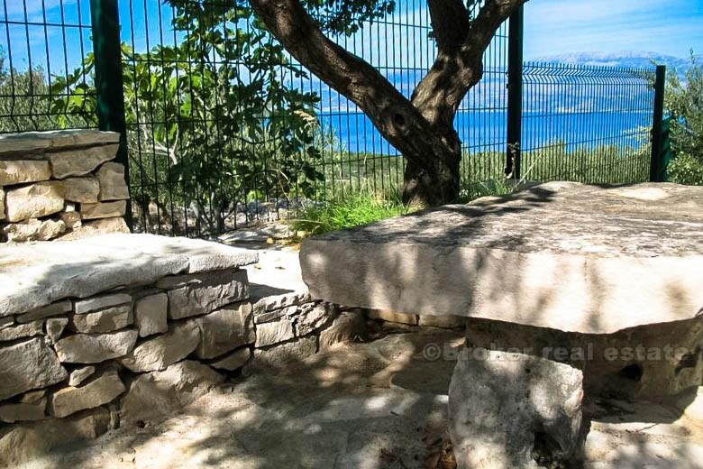 Остров Брач. земля с домом