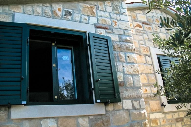 Остров Брач. земля с домом