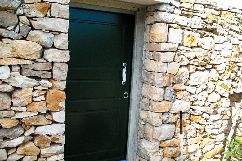 Остров Брач. земля с домом