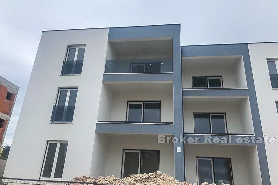 Rogoznica, nově postavené apartmány, 130 m od moře