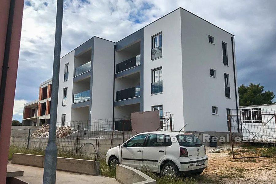 Rogoznica, nově postavené apartmány, 130 m od moře