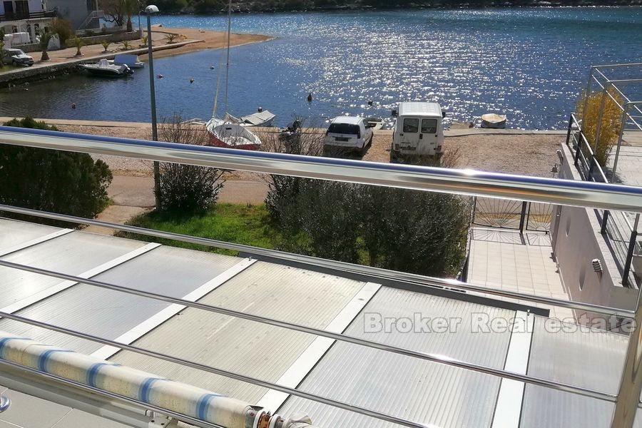 Rogoznica, dům v první řadě k moři