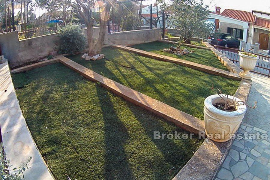 Rogoznica - Enebolig, 2. rad fra sjøen