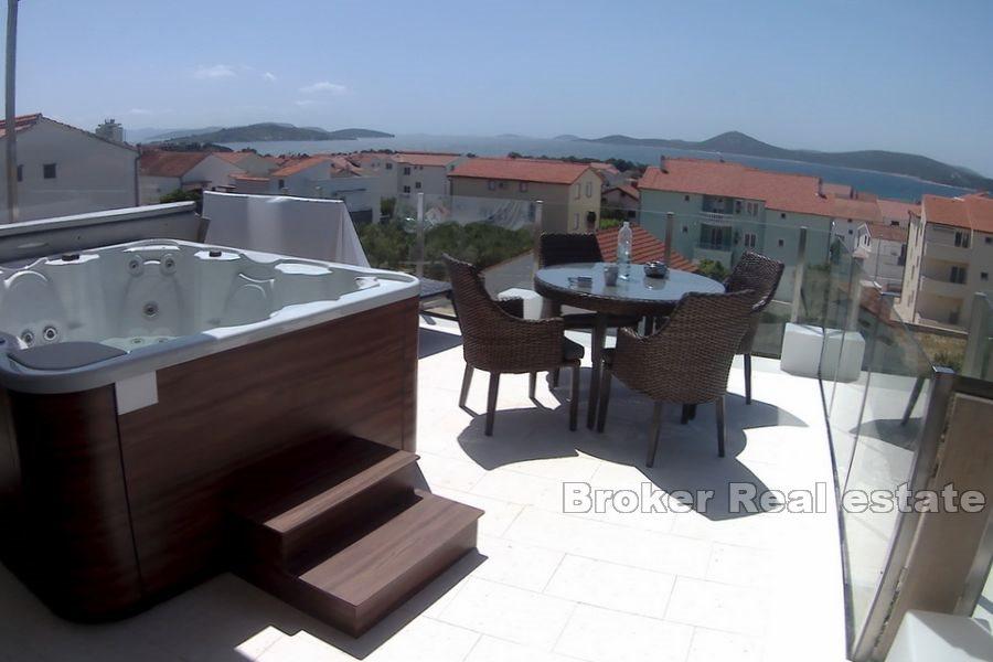 Šibenik - Dom s dvoma apartmánmi a bazénom