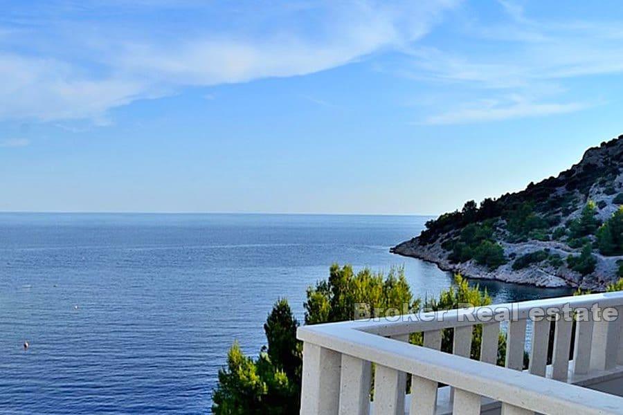 Rogoznica - Villa med pool i första raden mot havet