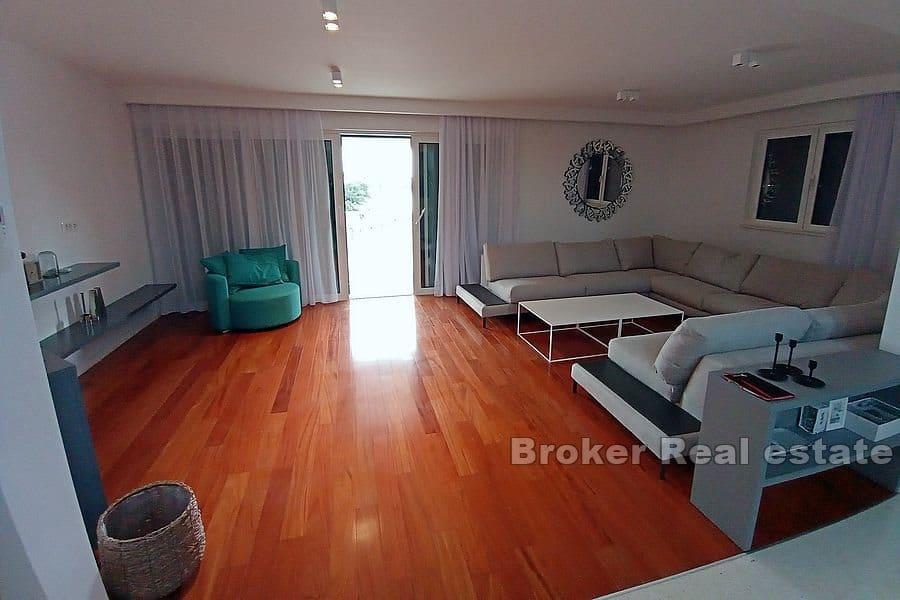 Rogoznica - Villa med pool i första raden mot havet