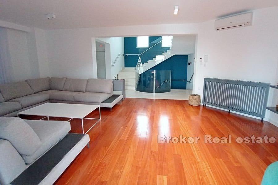 Rogoznica - Villa med pool i första raden mot havet