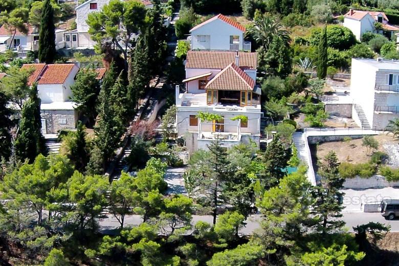 otok Brač. Atraktivna kamena vila