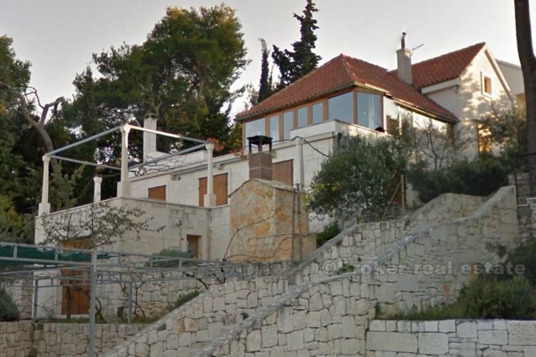 otok Brač. Atraktivna kamena vila